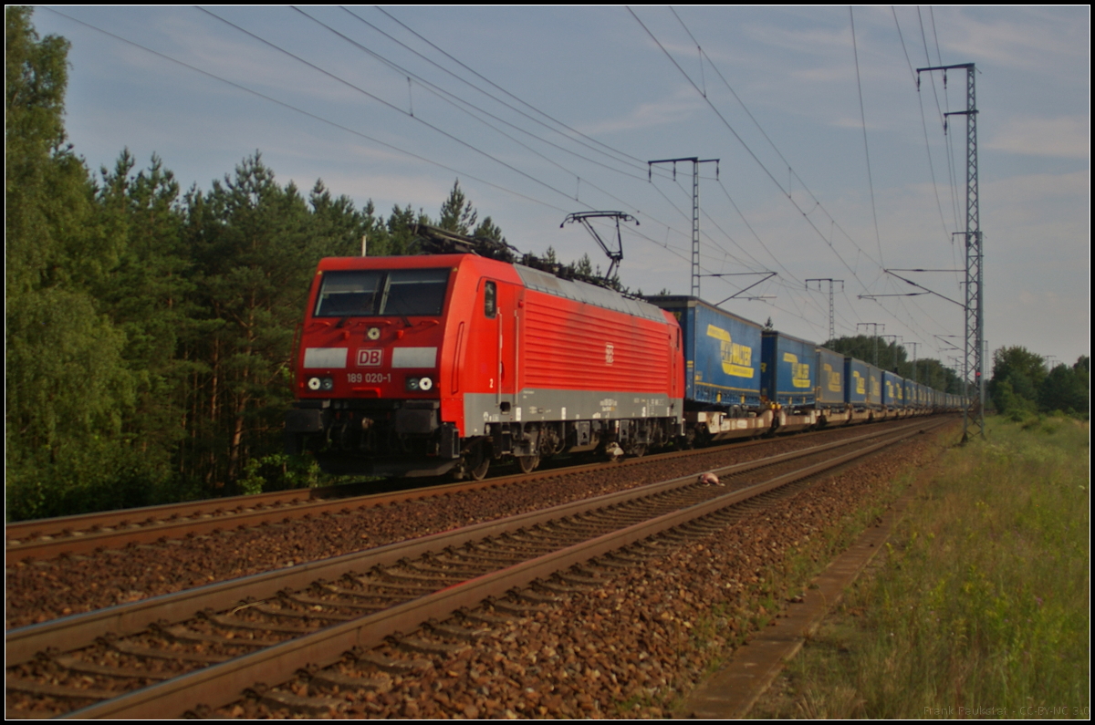 DB Cargo 189 020 fuhr mit dem 'LKW-Walter'-KLV am 09.07.2017 durch die Berliner Wuhlheide