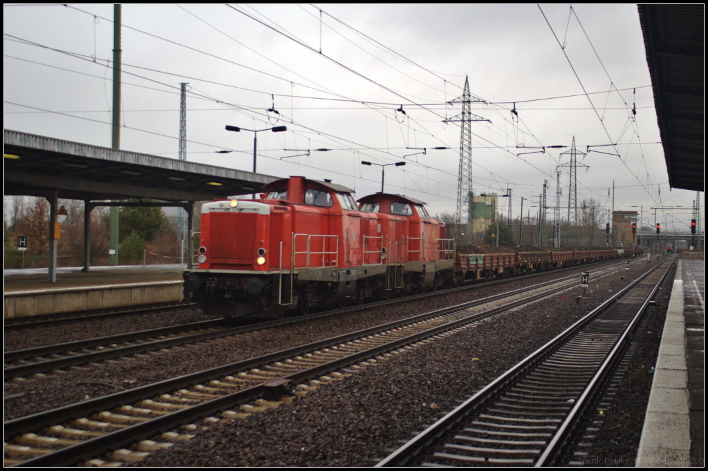 DB Cargo 212 317-2 und 212 310 mit Schotter durch Berlin Schönefeld Flughafen, 11.02.2016