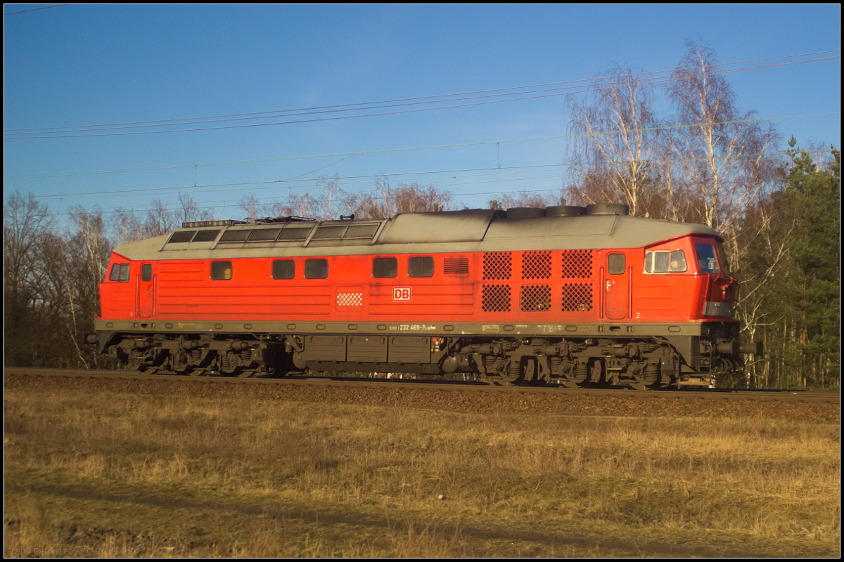 DB Cargo 232 469-7 hatte zuvor einen Güterzug nach Berlin-Nordost gebracht und fuhr am 06.04.2018 solo wieder zurück durch die Berliner Wuhlheide.