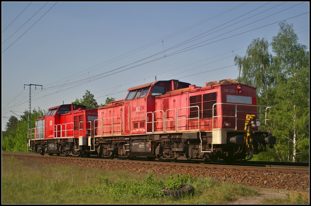 DB Cargo 298 325-2 fuhr mit der Schwesterlok 298 322 als Lokzug am 19.05.2017 durch die Berliner Wuhlheide (Standort öffentlich zugänglich)