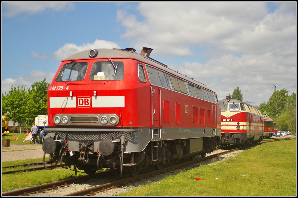 DB Fahrwegdienste 218 139-4 in Magdeburg Neustadt, 10.05.2015
<br><br>
Von Henschel im Jahr 1971 gebaut, ging sie zuerst nach Hagen-Eckesey. 2006 wurde sie an DB Services verkauft. Seit dem ist sie in Karlsruhe beheimatet. Die Lok besitzt eine Zulassung für Deutschland und die Schweiz. Sie war zu Gast beim Familienfest der Eisenbahnfreunde Magdeburg e.V. (NVR-Nummer 92 80 1218 139-4 D-DB)