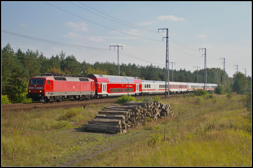 DB Fernverkehr 120 106-0 in Berlin Wuhlheide, 18.09.2014. Mit dem Pbz kam u.a. auch ein Dosto der Südostbayernbahn
<br><br>
Update: ++ 08/2017 im Werk Dessau