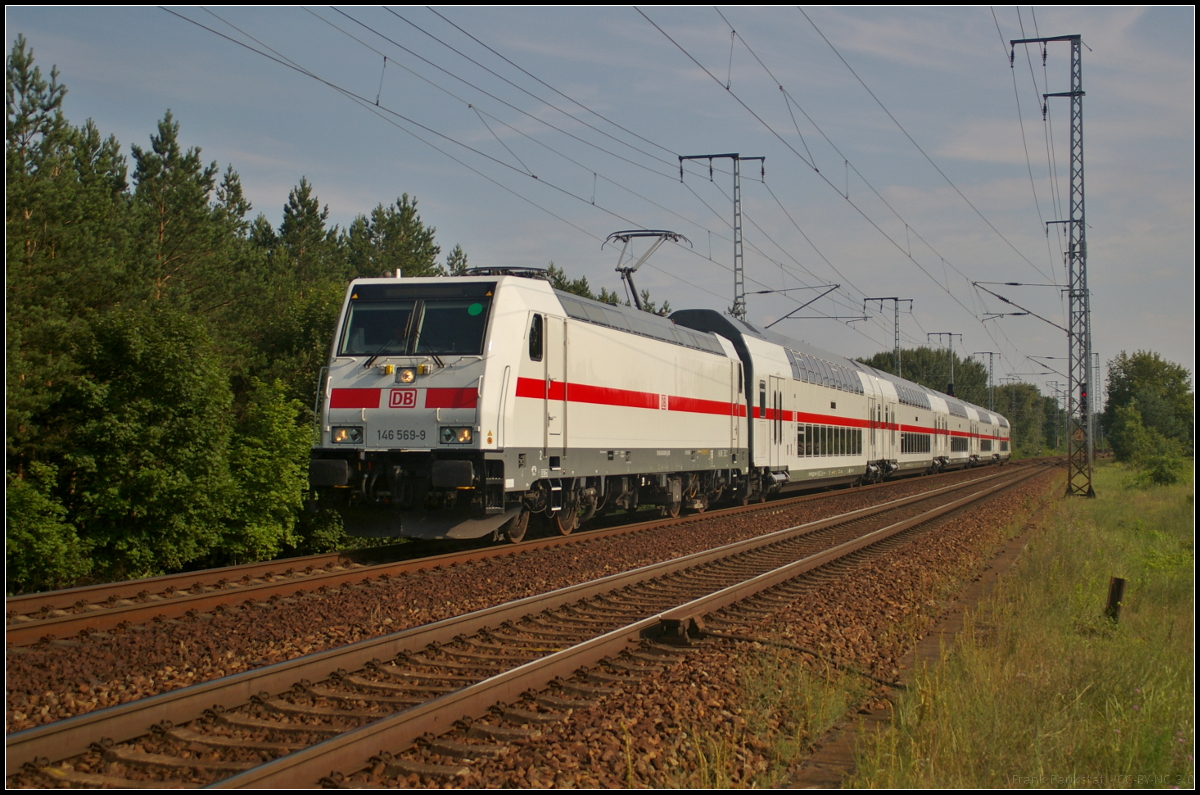 DB Fernverkehr 146 569-9 fuhr am 09.07.2017 mit einem IC2-Leerpark durch die Berliner Wuhlheide