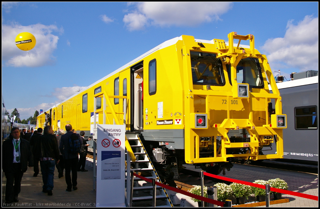 DB Netz 725 101 ist ein Gleismesstriebzug (GMTZ) der Firma Plasser & Theurer. Im Bild ist der Steuerwagen des Zugs zu sehen. Ausgestellt war der Zug auf der InnoTrans 2014 (NVR-Nummer D-DB 99 80 9560 001-6, GMTZ-STW 726.1, Revision 6 REV P&T 23.09.2014, Streckenklasse A, Baujahr 2014, Masch.Nr. 6001, Type GMTZ-STW, Fabrik-Nr 6001, Gleismesstriebzug)