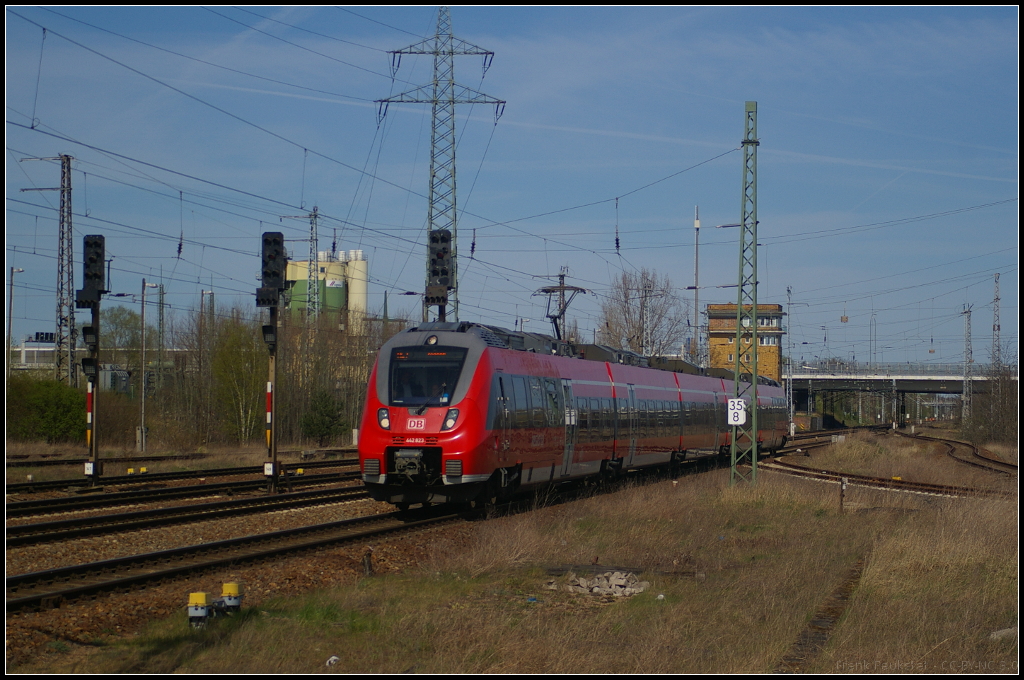 DB Regio 442 323 in Berlin Schnefeld Flughafen, 20.04.2015