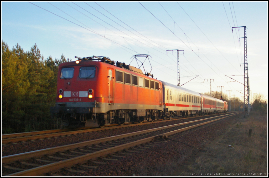 DB Schenker 140 539 mit dem Pbz am 06.02.2014 durch die Berliner Wuhlheide. Am Ende des Zugs lief 111 145 mit