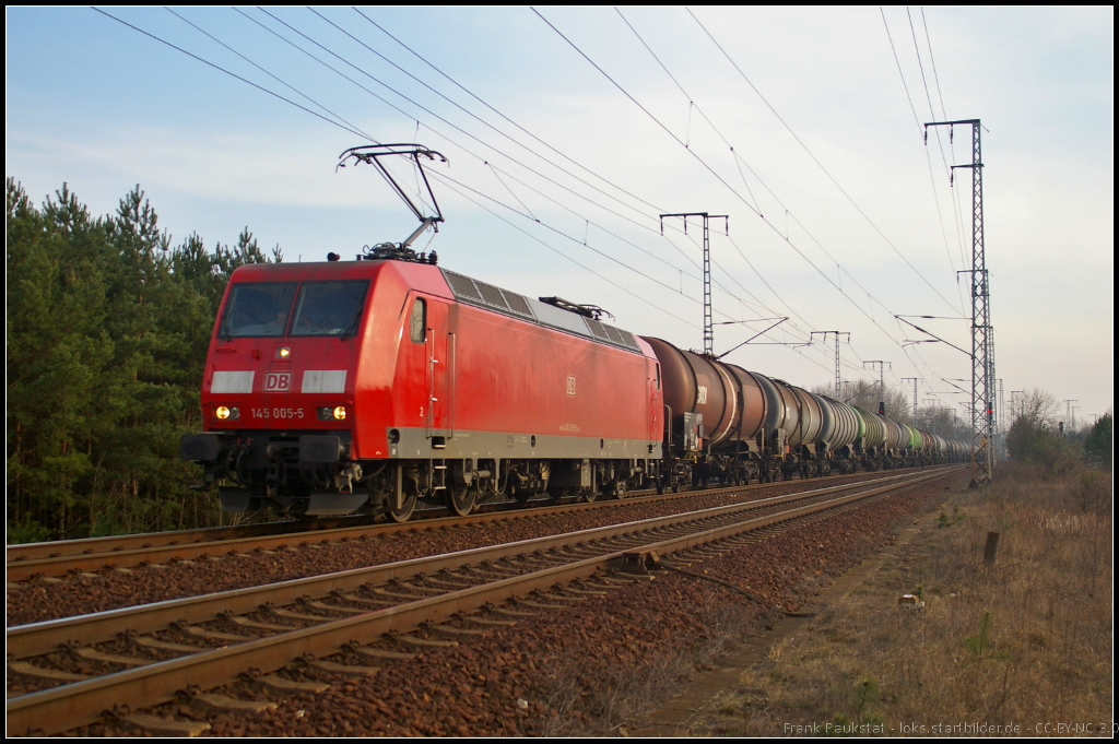 DB Schenker 145 005 fuhr mit einem Kesselwagen-Zug am 07.03.2014 durch die Berliner Wuhlheide