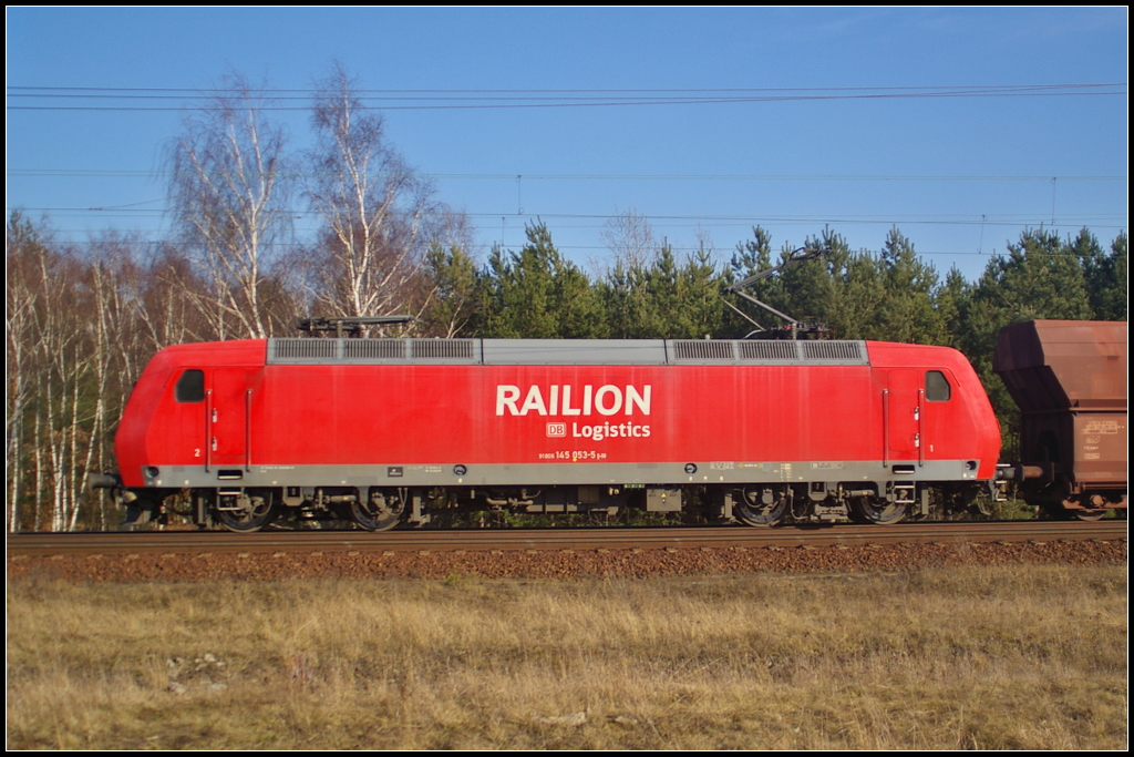 DB Schenker 145 053 mit Falns-Wagen am 09.03.2014 durch die Berliner Wuhlheide