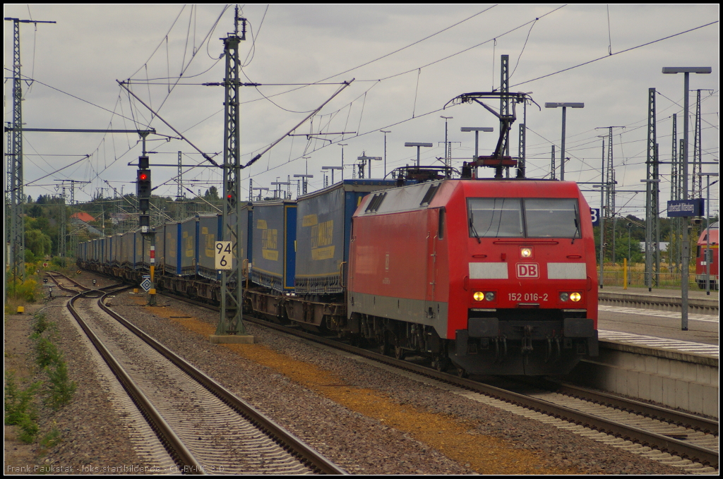 DB Schenker 152 016 mit dem  LKW Walter -Zug am 15.09.2013 in Lutherstadt Wittenberg