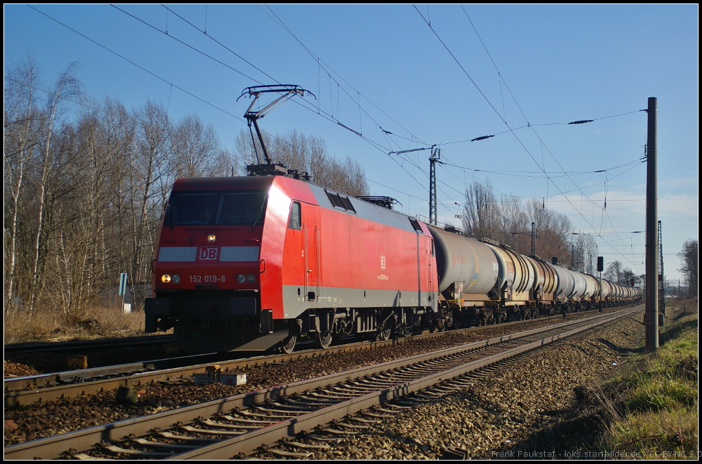 DB Schenker 152 019 mit Zas-Wagen (Getreidezug) am 22.02.2014 durch Leipzig-Thekla