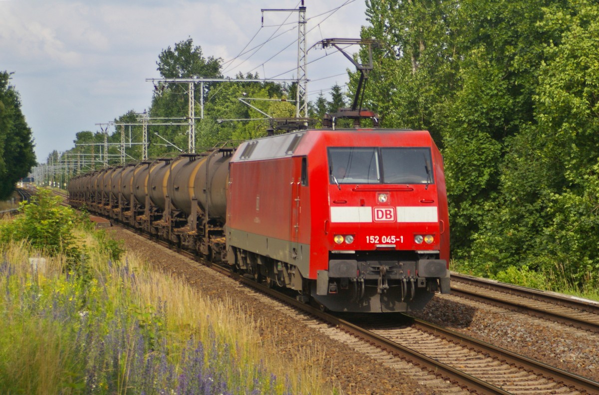 DB Schenker 152 045-1 mit Zacens-Wagen am 16.06.2014 durch Panketal-Rntgental