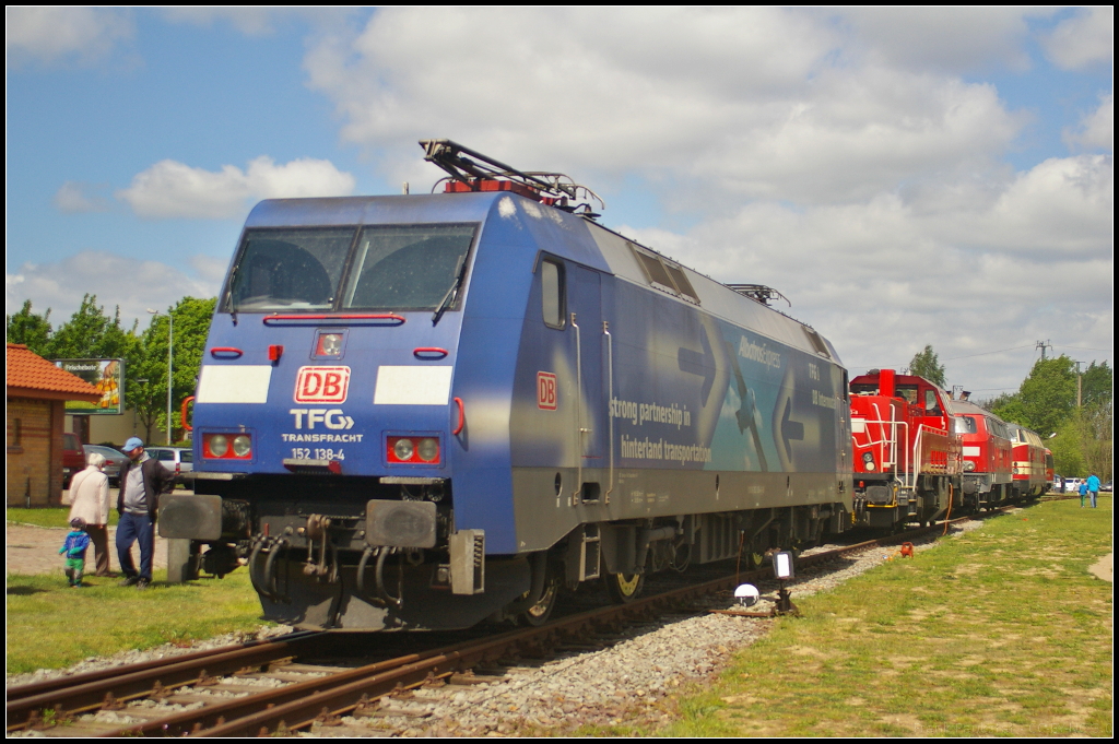 DB Schenker 152 138-4  AlbatrosExpress/Intermodal  in Magdeburg Neustadt, 10.05.2015. Im Jahr 2000 von Siemens gebaut, ging die Lok im selben Jahr an DB Cargo. 2008 erhielt sie ihre jetzige Ganzreklame. Die Lok war zu Gast beim Familienfest der Eisenbahnfreunde Magdeburg e.V.