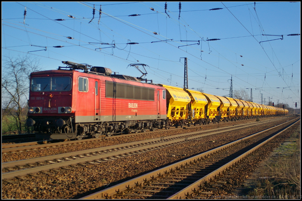 DB Schenker 155 065 mit Tds-Wagen der Fa. skw.Pristeritz am 30.12.2013 in Nuthetal-Saarmund