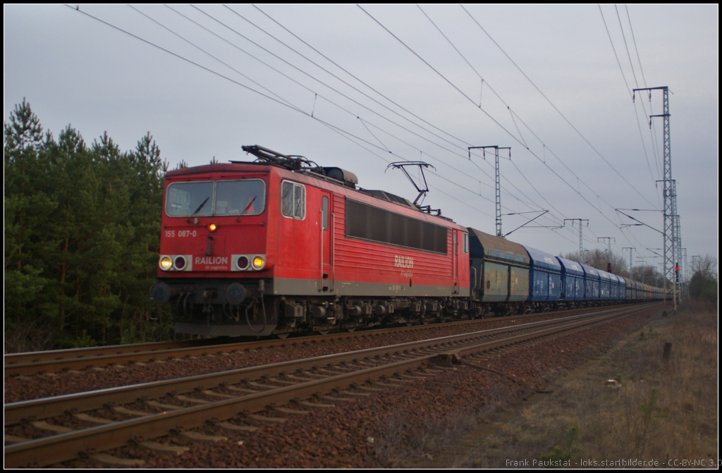 DB Schenker 155 087 mit Fals-Wagen der PKP am 10.02.2014 in der Berliner Wuhlheide