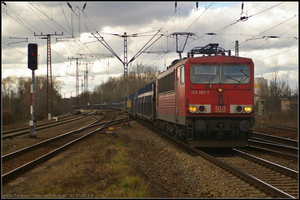 DB Schenker 155 197 am 22.02.2014 mit leeren Laaeks-Wagen durch Leipzig-Thekla