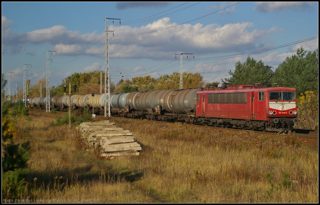 DB Schenker 155 219 mit einem Kesselwagen-Zug am 24.10.2013 in der Berliner Wuhlheide