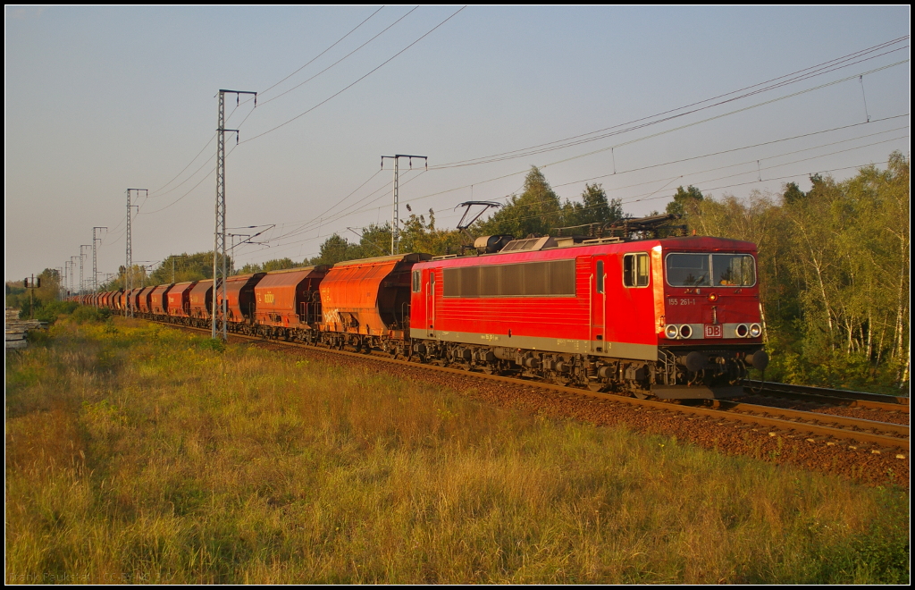 DB Schenker 155 261-1 kam mit Tanoos-Wagen am 17.09.2014 durch die Berliner Wuhlheide