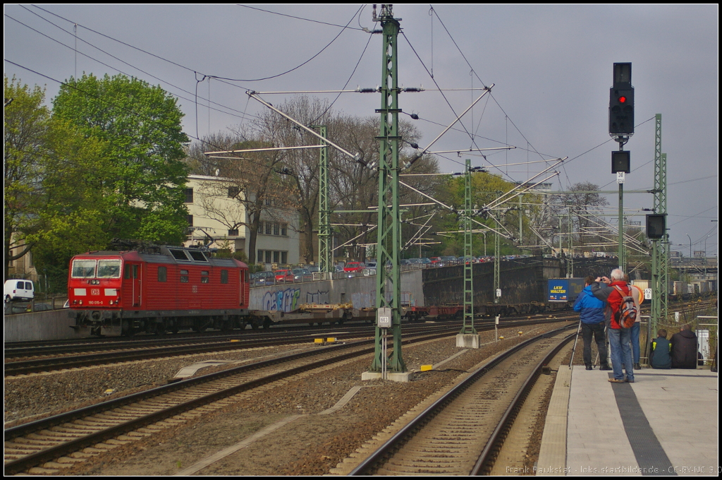 DB Schenker 180 015-0 mit einem KLV am 12.04.2014 bei der Durchfahrt Dresden Hauptbahnhof