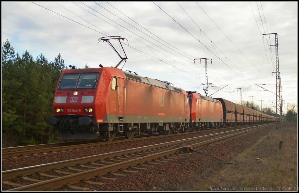 DB Schenker 185 042 und 185 071 mit Falns-Wagen am 06.02.2014 in der Berliner Wuhlheide