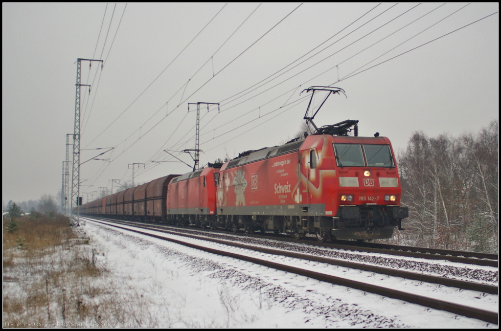 DB Schenker 185 142  Edelweiß  und 185 069 mit einem Erz-Zug am 28.01.2014 in der Berliner Wuhlheide