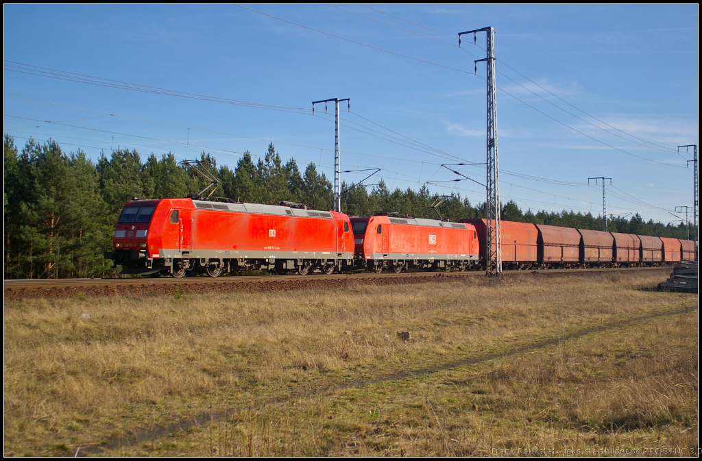 DB Schenker 185 173-2 und 185 047 mit einem Kohlezug am 20.03.2014 durch die Berliner Wuhlheide