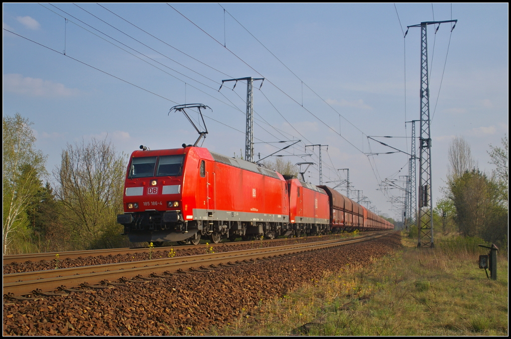 DB Schenker 185 186-4 und 185 057 mit Falns in Berlin Wuhlheide, 24.04.2015