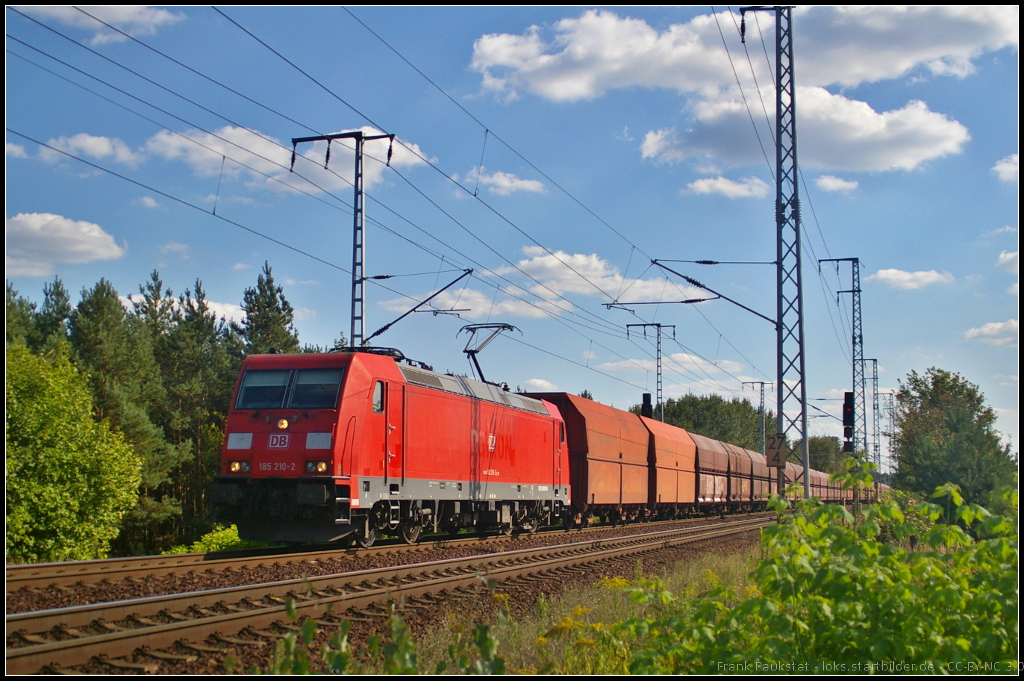 DB Schenker 185 210-2 mit Schttgut am 28.08.2014 durch die Berliner Wuhlheide