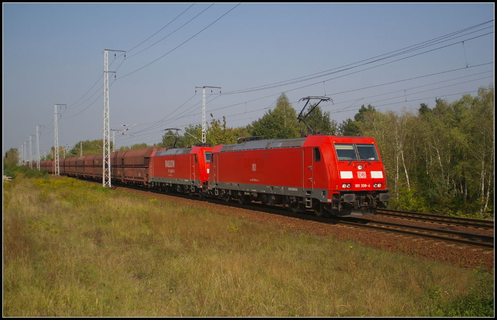 DB Schenker 185 308-4 und 185 298 mit einem Erzzug am 17.09.2014 durch die Berliner Wuhlheide