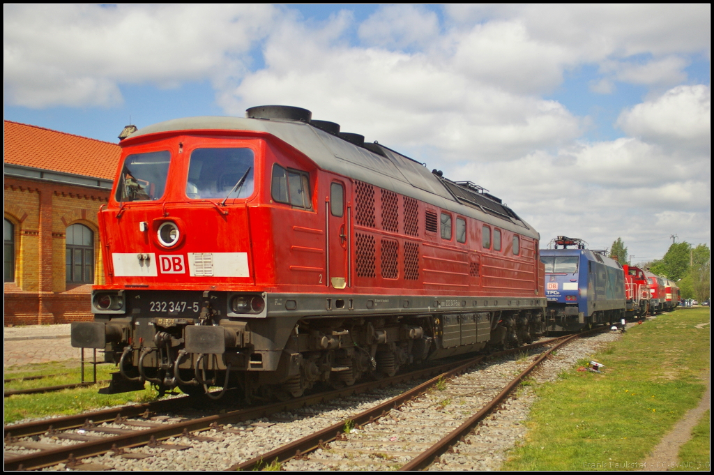 DB Schenker 232 347-5 in Magdeburg Neustadt, 10.05.2015
<br><br>
Zu Gast beim Familienfest der Eisenbahnfreunde Magdeburg e.V. war die im Jahr 1976 an die DR als 132 347-6 ausgelieferte Lok vom Typ TE 109. Im Jahr 1992 erfolgte dann die Umzeichnung 232 347-5 (NVR-Nummer 92 80 1232 347-5 D-DB)