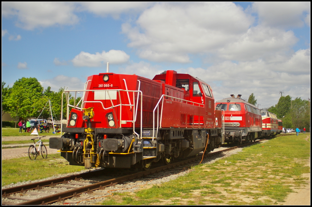 DB Schenker 261 060-8 in Magdeburg Neustadt, 10.05.2015
<br><br>
2011 wurde die Lok bei Voith in Kiel gebaut und im selben Jahr an DB Schenker Rail Deutschland AG ausgeliefert (NVR-Nummer 92 80 1261 060-8 D-DB). Die Lok führte auf dem Familienfest der Magdeburger Eisenbahnfreunde eine Reihe weiterer Dieselloks an.