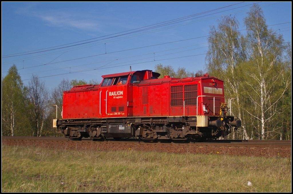 DB Schenker 298 316-1 solo in Berlin Wuhlheide, 23.04.2015
<br><br>
Die Lok wurde im Jahr 1982 bei LEW gebaut und als 111 016-2 an die DR ausgeliefert. 1991 erfolgte ein Umbau in 298 316-1. im Jahr 1998 erhielt die Lok Funkfernsteuerung. Von 2005 bis 2007 war die Lok z-gestellt (NVR-Nummer 98 80 3298 316-1 D-DB)