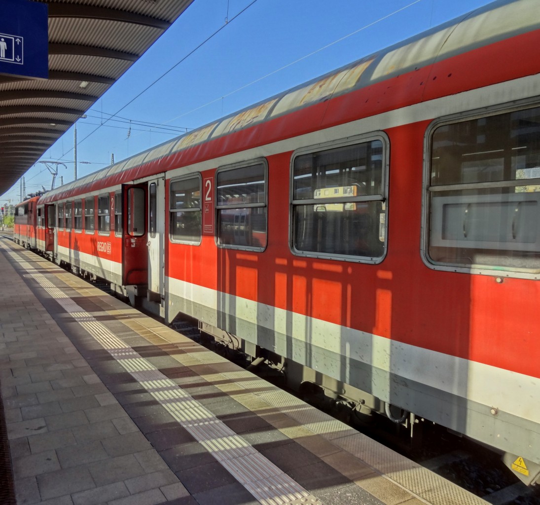 Der 2.Klasse Wagen mit der Kennung 22-34 342-2 Bnrz 436.4, ist im Oktober 2013 in einer RB Bamberg-Lichtenfels eingereiht und l�sst sich von der Sonne bescheinen.