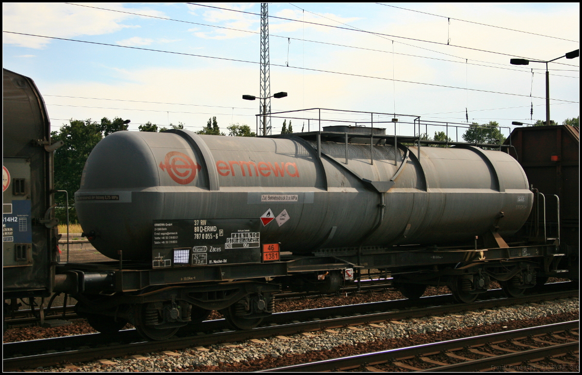 Der 4-achsige Kesselwagen der Gattung Zaces der Groupe Ermewa aus der Schweiz dient zum Transport von weißem oder gelben Phosphor und war am 01.08.2009 in einem Güterzug der durch den Bahnhof (Berlin) Schönefeld Flughafen fuhr eingereiht (D-ERMD 37 80 7870 055-6 Zaces)