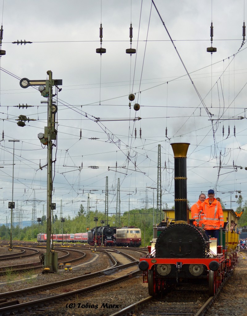 Der Adler bei einer Ankunft seiner zahlreichen Besucherfahrten beim Sommerfest in Koblenz am 13.06.2015. Im Hintergrund pausieren 01 150 und 103 113-7.