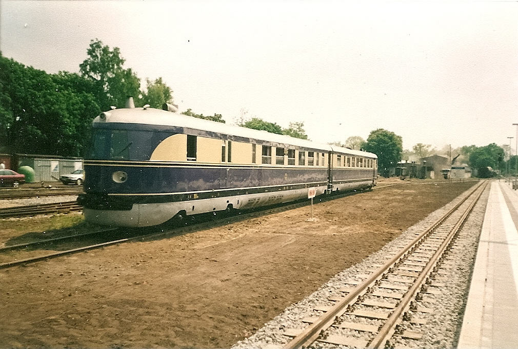 Der auf dem Leipziger Museumsgleis abgestellte SVT 137 225 kam als Sonderfahrt von Leipzig nach Putbus.