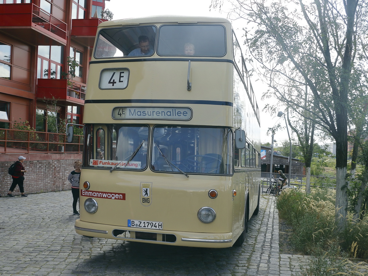 Der Bssing DE 65  mit der Wagen Nummer Wagen 1794 an der Auffahrt zum Depot fr Traditionsbus in der Monumentenstrae in Schneberg am 08. September 2019. 