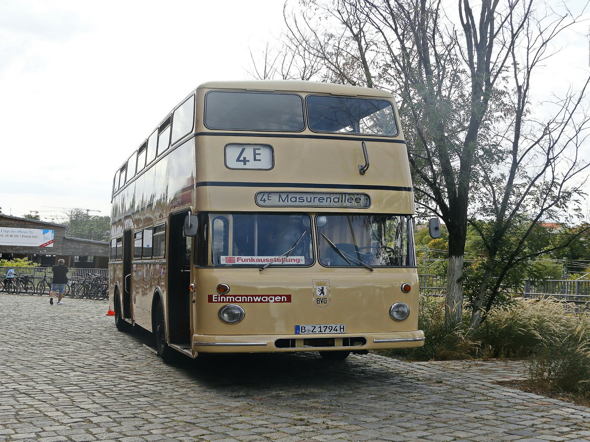 Der B�ssing DE 65 steht an der Auffahrt zum Depot f�r Traditionsbus in der Monumentenstra�e in Sch�neberg am 08. September 2019. 