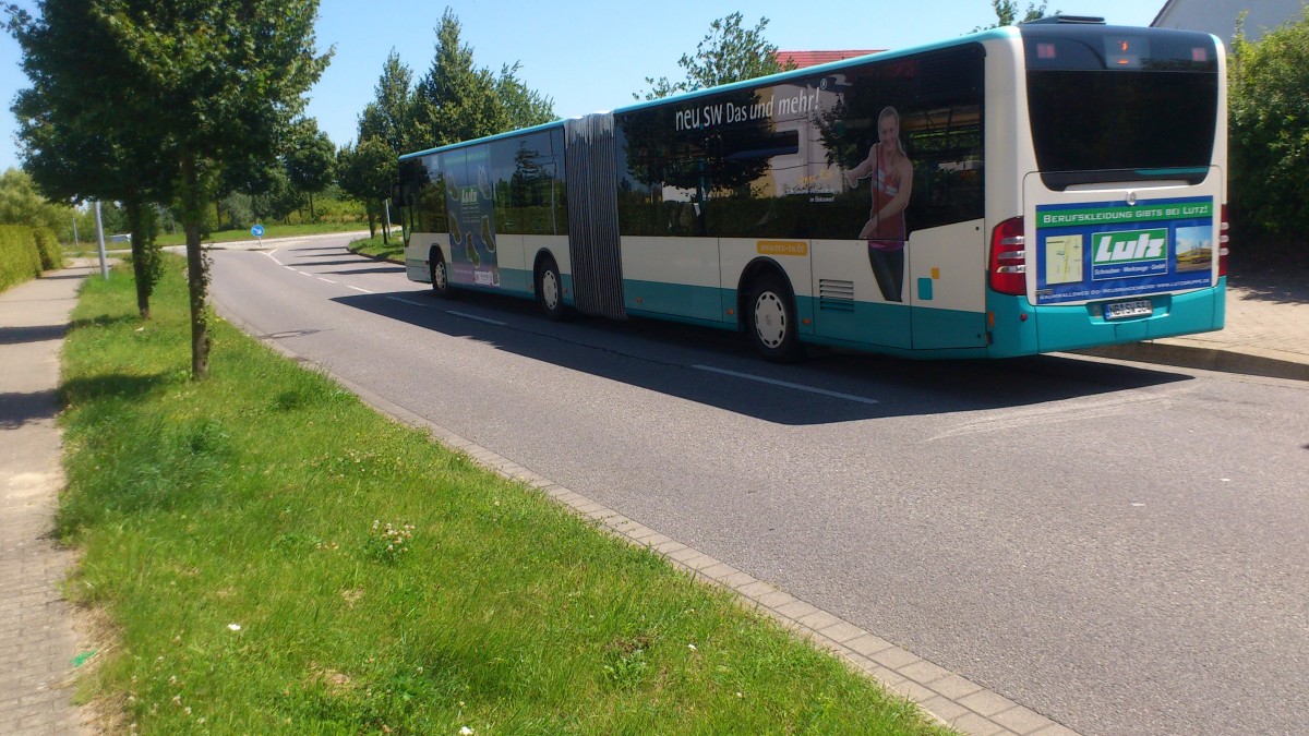 Der Citaro 2 mit NB SW 584die linke seitenansicht von citaro mit der neuen werbung auf der linie 2 unterwegs am endhaltepunkt