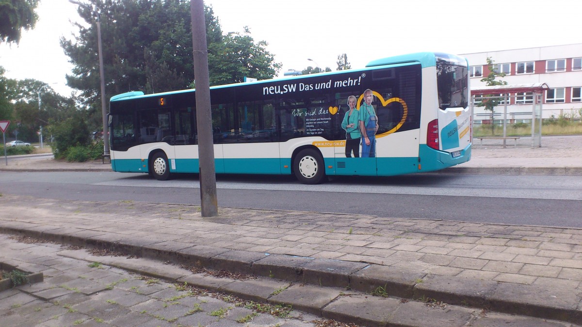 Der Citaro 3 NB SW 544....von der Seite auch dieser Wagen hat den stehenden Motor im Heck....und Werbung in eigener Sache für die Stadtwerke wo die Mitarbeiter zu sehen sind....und in Monkeshof auf den Weg zum Busbahnhof 