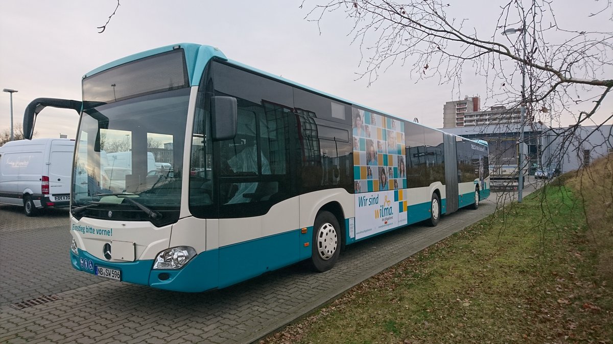 ......der Citaro NB SW 596 hat auch schon ne weile sein Traffic Board fr einen Pflegedienst (Wilma) in der Stadt (Dezember 2017)