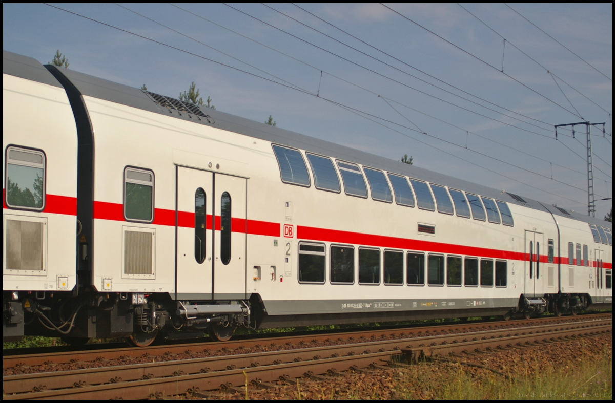 Der Doppelstock-Personenwagen der Gattung DBpza 682.2 ist ein Sitzwagen 2. Klasse und wird in den IC2-Zgen der DB Fernverkehr AG eingesetzt. Mit weiteren Wagen konnte er am 09.07.2017 bei der Durchfahrt der Berliner Wuhlheide fotografiert werden (D-DB 50 80 26-81 433-7 DBpza 682.2)