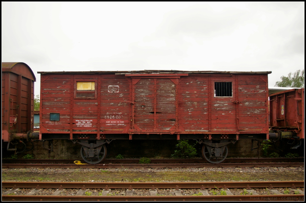 Der EB 26 001 Gw 01 war bei der BSW Freizeitgruppe zur Erhaltung historischer Schienenfahrzeuge im Bw München 4 überzählig und konnte daher erfolgreich nach Wittenberge zu den Dampflokfreunde Salzwedel e.V. überstellt werden. Leider hat die Witterung schon stark an dem Wagen genagt, so das er vorerst nicht in Züge eingestellt werden kann. Der Wagen stand am 06.05.2017 zur Feier 30 Jahre Traktionswechsel an einem Stumpfgleis am Eingang.