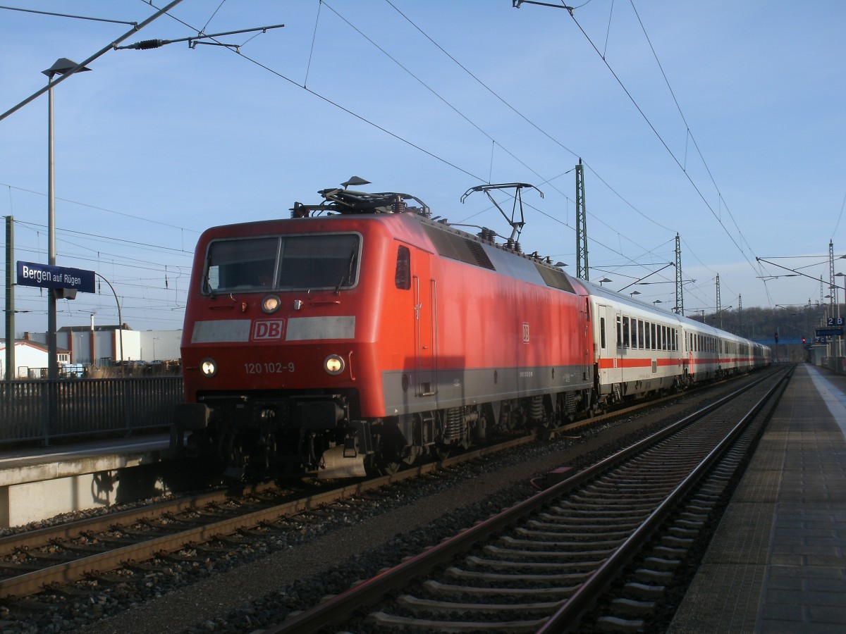 Der erste IC am Tag ist der 2356 Binz-Frankfurt/Main Flughafen der am 08.Februar 2014,mit 120 102 in Bergen/Rügen hielt.