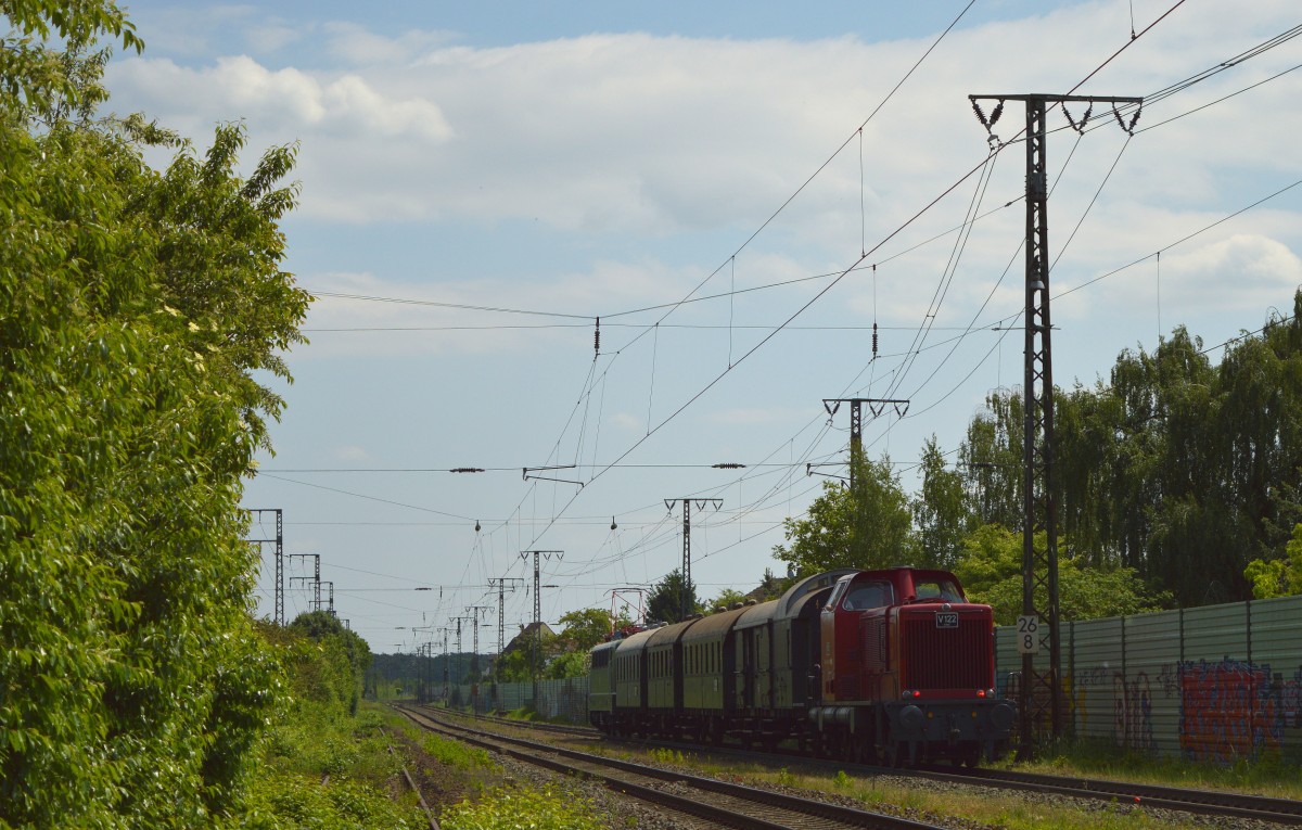 Der erste Pendelzug nach Gro Gerau-Dornberg bei der Rckfahrt in Weiterstadt am 17.05.2015. Am Schluss hing die V122.