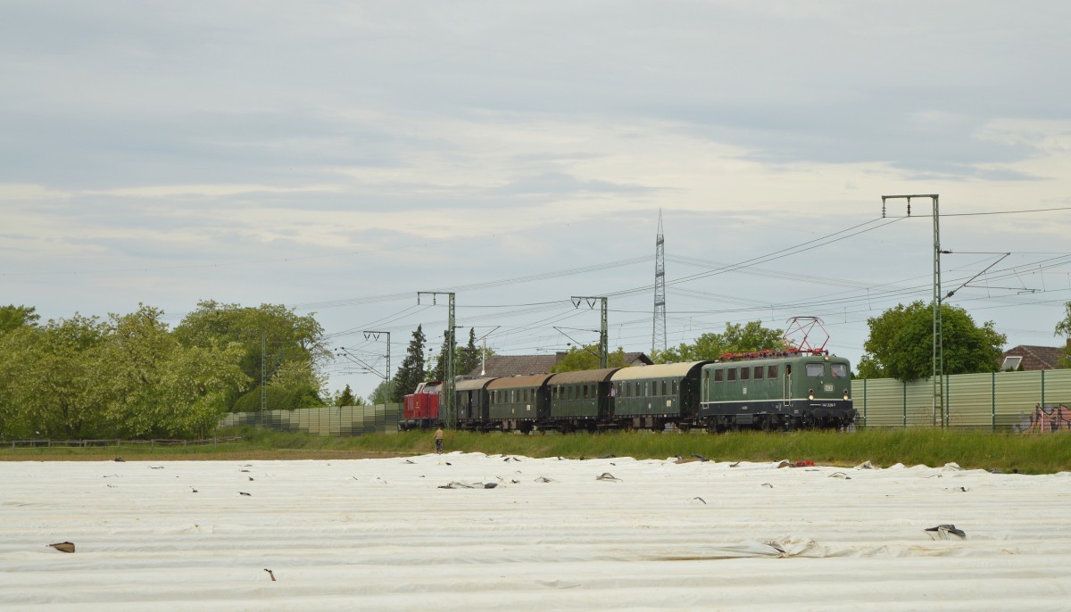 Der erste Pendelzug nach Gro-Gerau Dornberg am 16.05.2015 auf der Rcktour bei Braunshardt