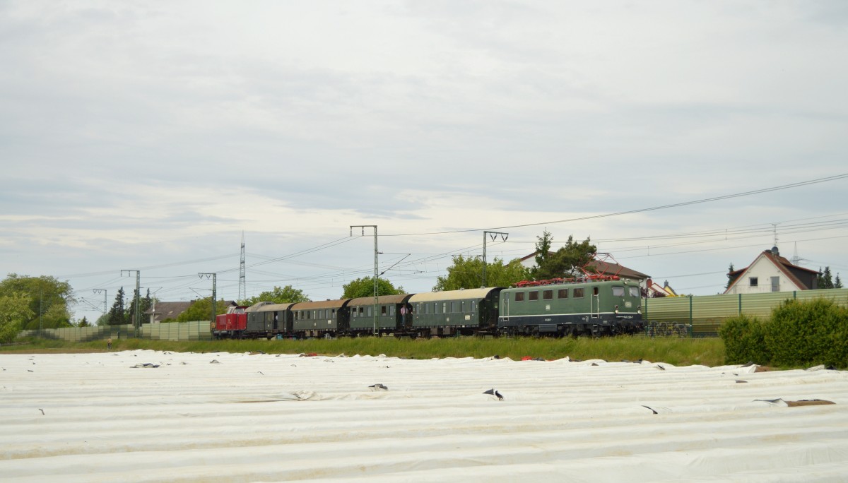 Der erste Pendelzug nach Gro-Gerau Dornberg am 16.05.2015 auf der Rcktour bei Braunshardt