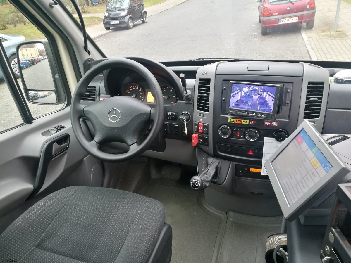 Der Fahrerarbeitsplatz eines Mercedes Sprinter der Neubrandenburger Verkehrsbetriebe in Neubrandenburg. 