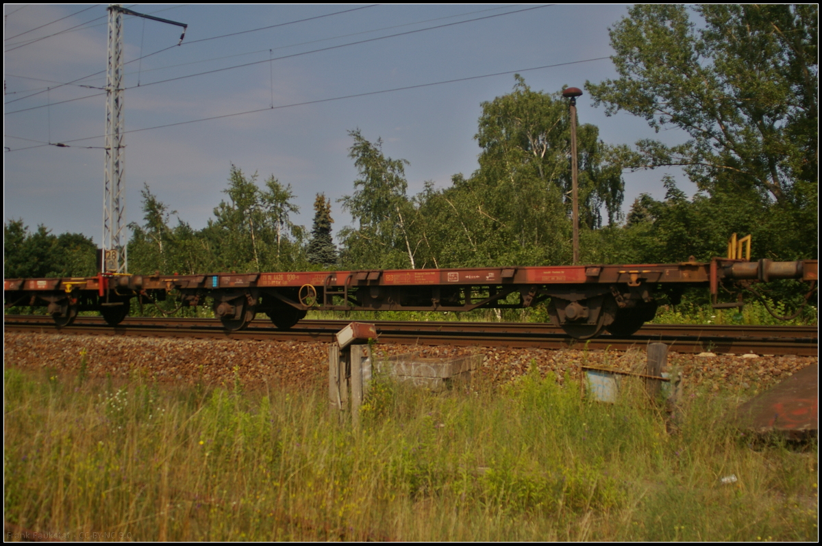 Der Flachwagen in Sonderbauart der Gattung Lgs 580 ist zum Transport von Containern gedacht. Eingereiht war der Wagen in einem Zug weiterer gleicher Wagen, der am 09.07.2017 durch die Berliner Wuhlheide fuhr (D-BTSK 25 80 4426 930-0 Lgs 580)