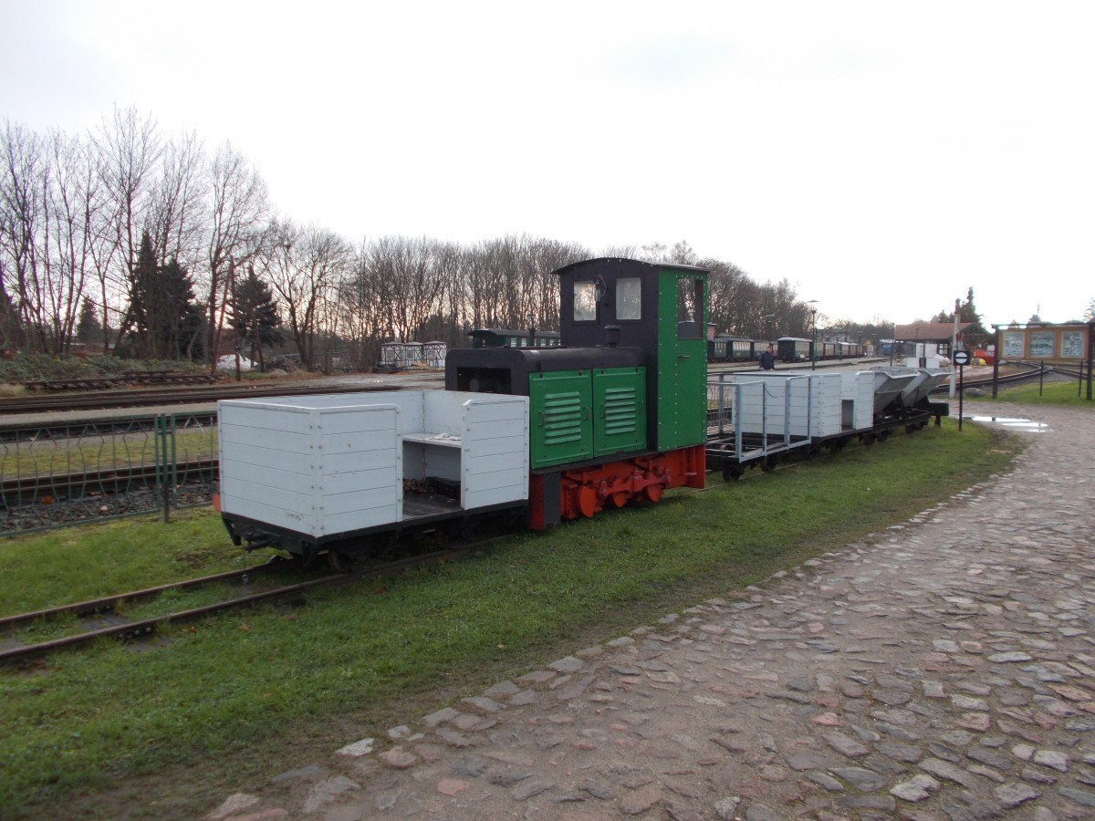 Der gesamte Feldbahnwagenbestand mit der einzigen Lok,am 08.Dezember 2014,in Putbus.