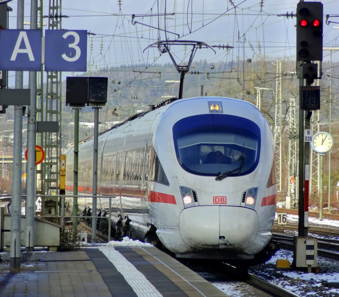 Der ICE nach München Hbf fährt in Gestalt eines ICE-T(BR411) in den Bahnhof Bamberg ein.
Aufgenommen im Januar 2014.